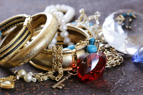 Goldschmuck und Perlen, Armbänder und Ketten — Stockfoto