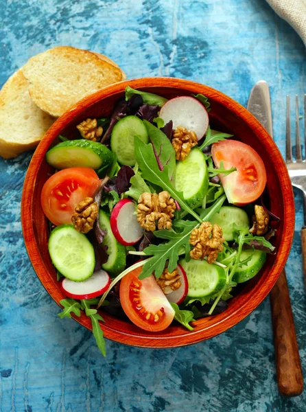 Hälsosam mat fräsch sallad med grönsaker och nötter — Stockfoto