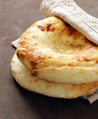 tortilla düz ekmek ahşap bir masa üzerinde