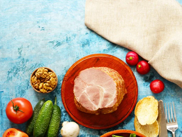 Pieczone mięso z przyprawami i warzywami na obiad — Zdjęcie stockowe
