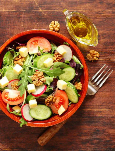 健康食品新鲜沙拉配蔬菜和坚果 — 图库照片