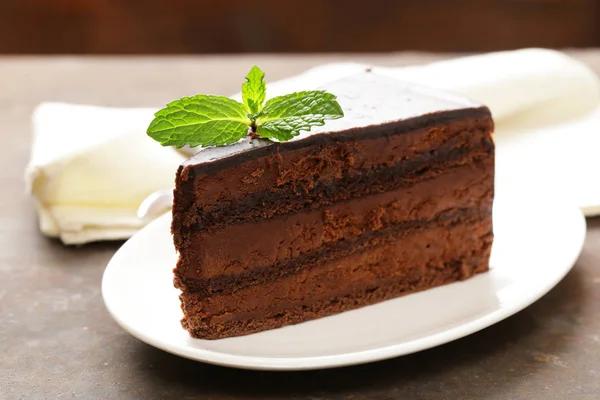 Postres súper pastel de chocolate en un plato blanco — Foto de Stock