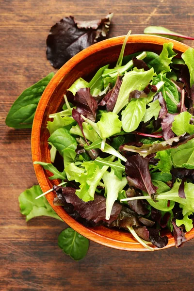 Mistura de salada verde - espinafre, arugula, alface — Fotografia de Stock