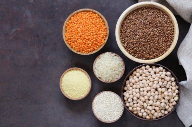 çeşitli tahıl (mercimek, bezelye, pirinç, quinoa, Mısır, buğday)