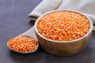 Kırmızı mercimek, masada Mısır gevreği