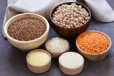 çeşitli tahıl (mercimek, bezelye, pirinç, quinoa, Mısır, buğday)