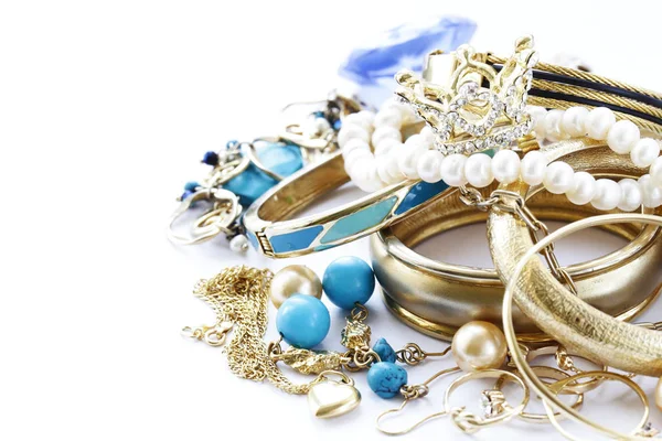 Gold jewelry and pearls, bracelets and chains — Stock Photo, Image