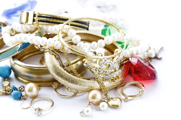 Zlaté šperky a perly, náramky a řetízky — Stock fotografie