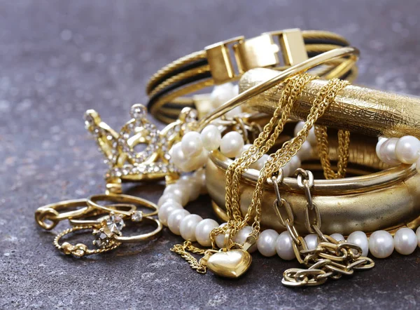 Gold jewelry and pearls, bracelets and chains — Stock Photo, Image