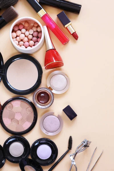 Set cosmétiques - pinceaux de maquillage, ombre à paupières, poudre, rouge à lèvres, vernis à ongles . — Photo