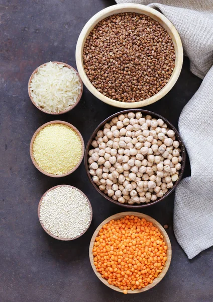 Cereali vari (lenticchie, piselli, riso, quinoa, grano saraceno ) — Foto Stock