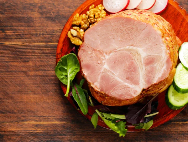 Запечене м'ясо зі спеціями та овочами на обід — стокове фото