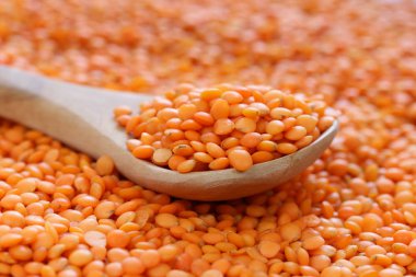 Kırmızı mercimek, masada Mısır gevreği