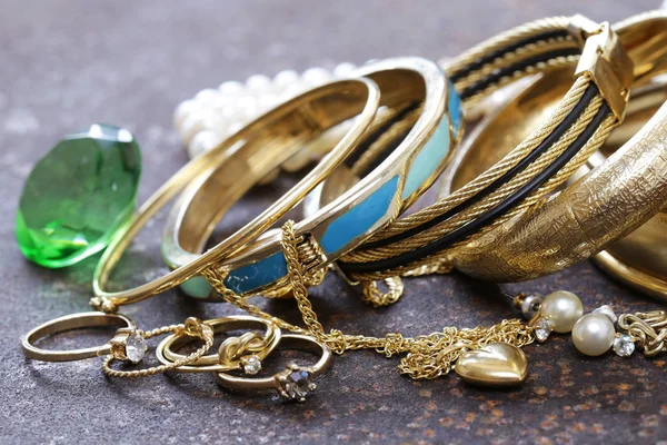Золоті прикраси та перлини, браслети та ланцюжки — стокове фото