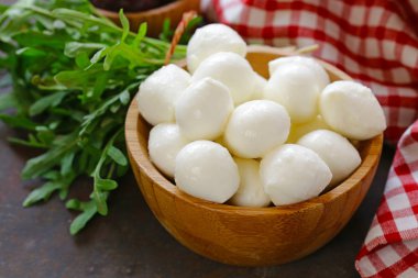 Mini mozzarella peyniri bir ahşap kase