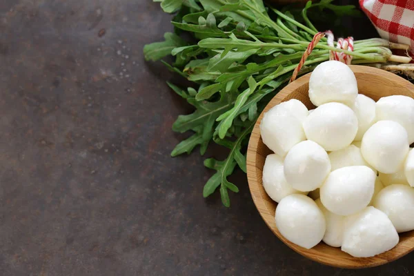 Mini fromage mozzarella dans un bol en bois — Photo