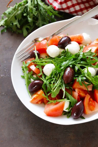 Mozzarella Sallad med tomater och gröna ruccola — Stockfoto