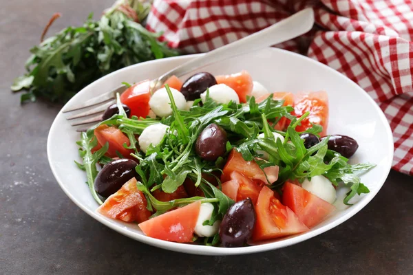 Салат моцарелла с помидорами и зеленой рукколой — стоковое фото