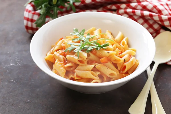 Massa penne com molho de tomate em uma placa branca — Fotografia de Stock