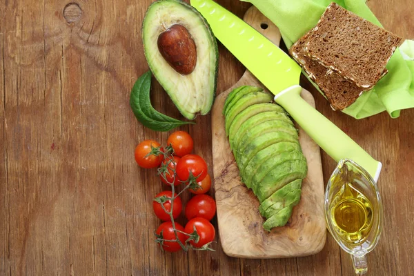 Здоровое питание - спелый авокадо на деревянной доске — стоковое фото