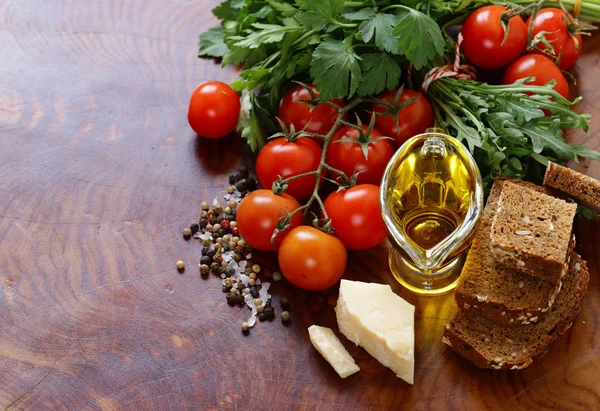 Složek italských potravin - zelenina, olivový olej, koření a těstoviny — Stock fotografie