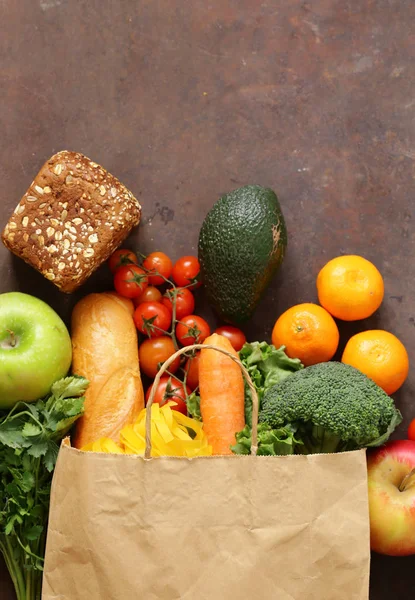 S potravinami potraviny nákupní taška - zelenina, ovoce, chléb a těstoviny — Stock fotografie