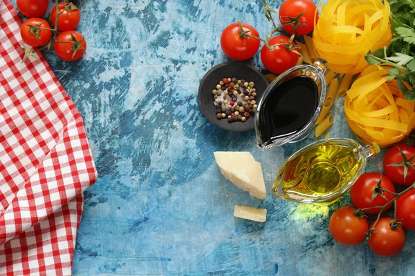 Zutaten für italienische Lebensmittel - Gemüse, Olivenöl, Gewürze und Nudeln — Stockfoto