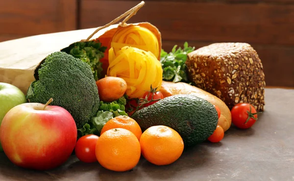 Lebensmitteleinkaufstasche - Gemüse, Obst, Brot und Nudeln — Stockfoto