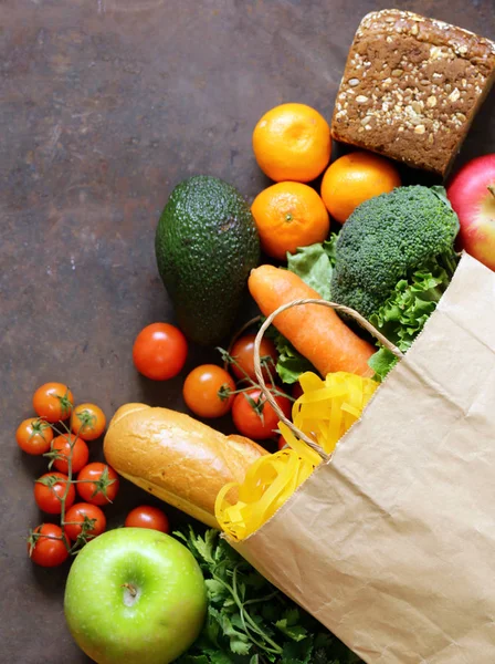 S potravinami potraviny nákupní taška - zelenina, ovoce, chléb a těstoviny — Stock fotografie