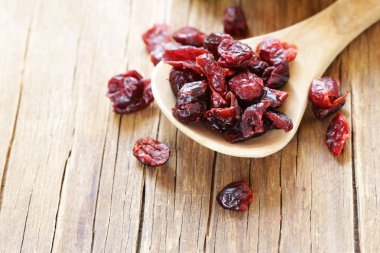 Ahşap bir masa üzerinde kurutulmuş meyveleri kırmızı kızılcık