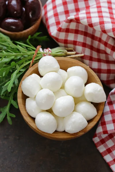 Mini queijo mussarela em uma tigela de madeira — Fotografia de Stock