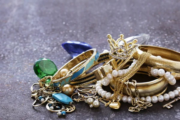 Goldschmuck und Perlen, Armbänder und Ketten — Stockfoto