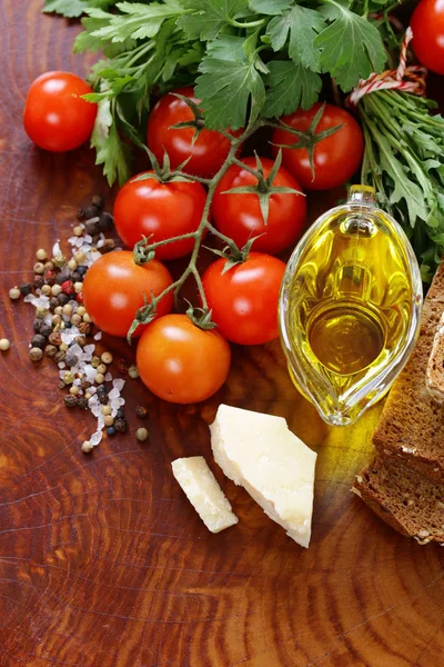 Итальянские продукты питания - овощи, оливковое масло, специи и макароны — стоковое фото