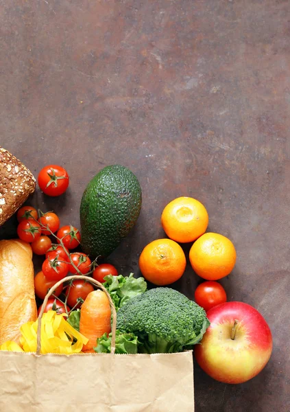 Lebensmitteleinkaufstasche - Gemüse, Obst, Brot und Nudeln — Stockfoto