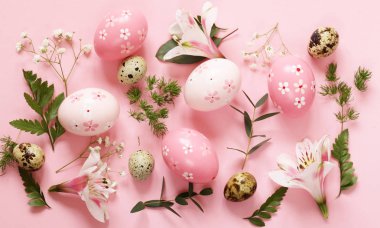 çiçekler ve yumurta şenlikli Paskalya bahar kompozisyonu