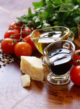  İtalyan gıda maddeleri - sebze, zeytinyağı, baharat ve parmesan peyniri