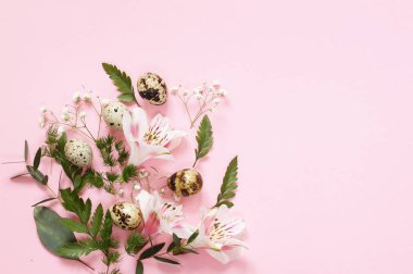 çiçekler ve yumurta şenlikli Paskalya bahar kompozisyonu