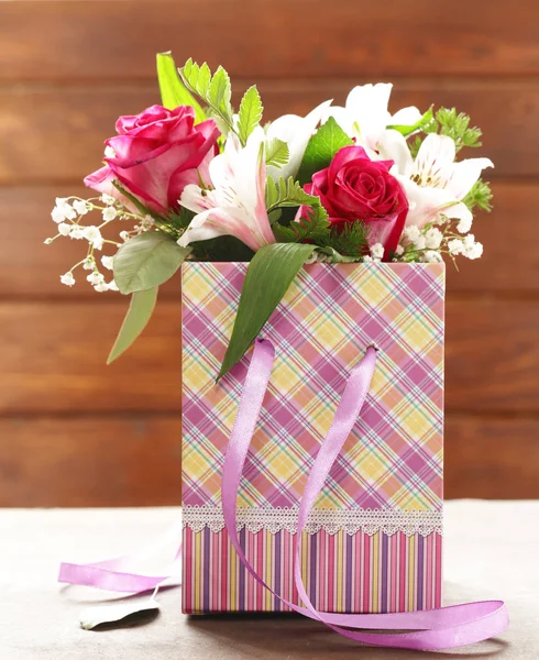 Bouquet di primavera festivo di rose — Foto Stock