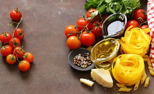 Zutaten für italienische Lebensmittel - Gemüse, Olivenöl, Gewürze und Parmesan — Stockfoto