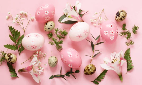 Festive Easter spring composition with flowers and eggs — Stock Photo, Image