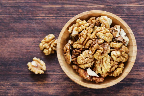 Bio geschälte Nüsse Walnuss auf einem hölzernen Hintergrund — Stockfoto