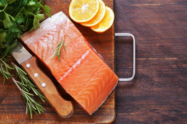 연어와 레몬과 허브의 신선한 빨간 생선 필렛 — 스톡 사진