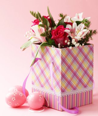 çiçekler ve yumurta şenlikli Paskalya bahar kompozisyonu