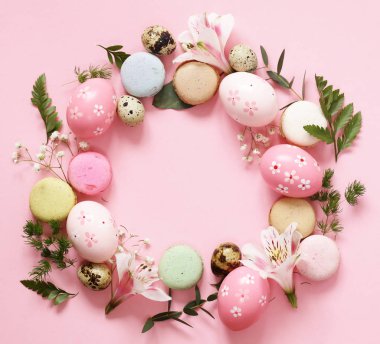 çiçekler ve yumurta şenlikli Paskalya bahar kompozisyonu