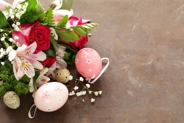 Εορταστικό Πάσχα άνοιξη σύνθεση με λουλούδια και αυγά — Φωτογραφία Αρχείου