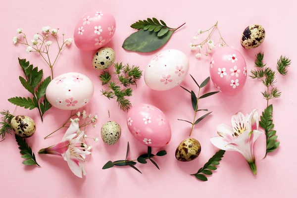 Festive Easter spring composition with flowers and eggs — Stock Photo, Image