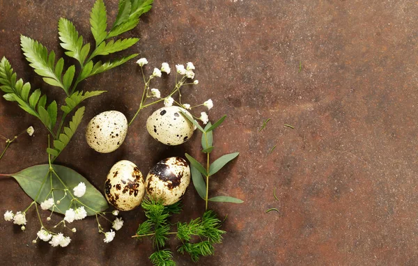 Εορταστικό Πάσχα άνοιξη σύνθεση με λουλούδια και αυγά — Φωτογραφία Αρχείου