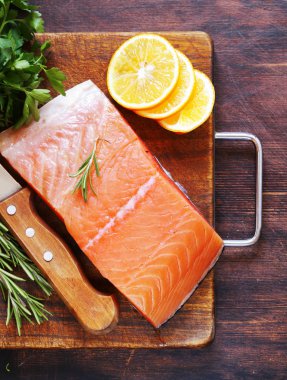 limon ve otlar ile Somon taze kırmızı balık fileto