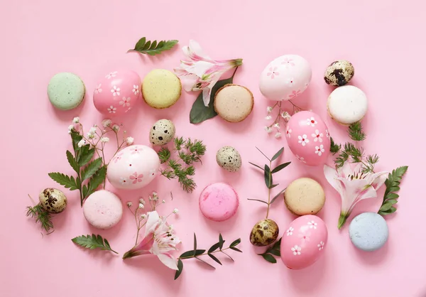Праздничная весенняя композиция с цветами и яйцами — стоковое фото