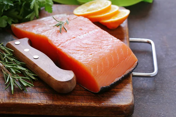 Fresh red fish fillet of salmon with lemon and herbs — Stock Photo, Image